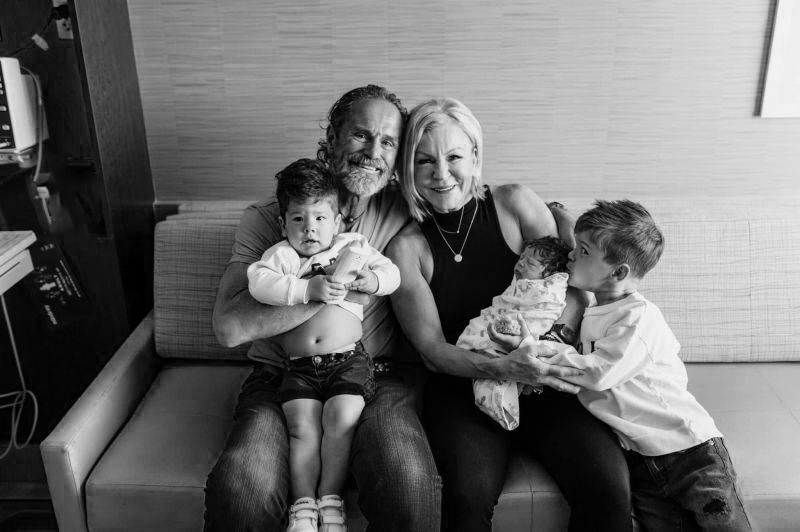 Omani and Jeanie Carson sitting with young family members