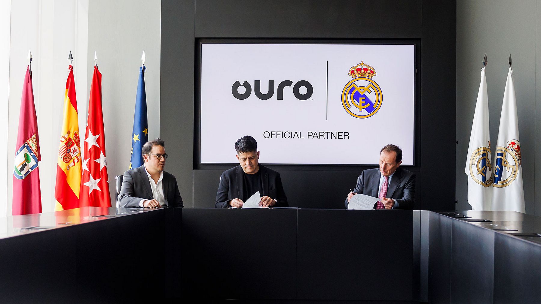 Bertrand Sosa, Roy Sosa and Emilio Butragueño signing the Ouro partnership at Real Madrid City
