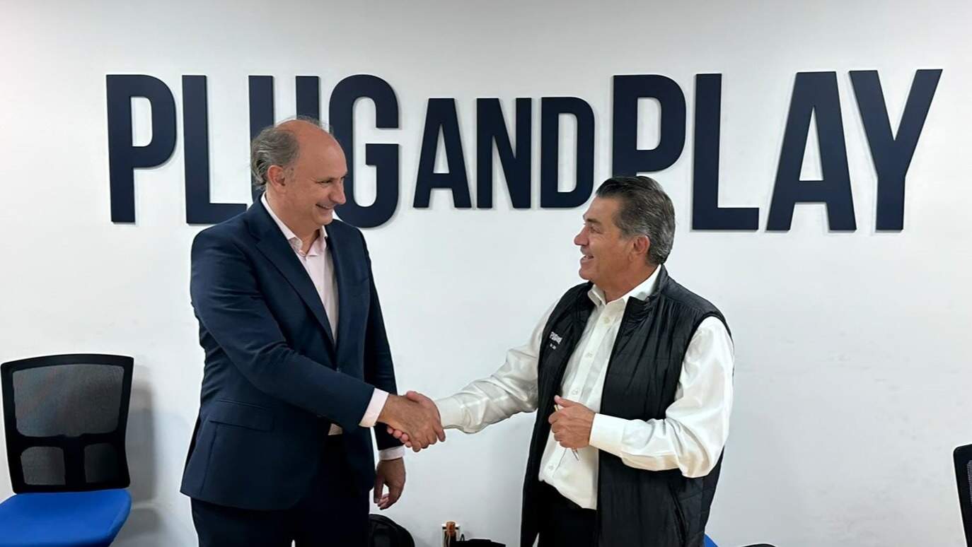 Miguel López-Valverde, on the left, shakes hands with Saeed Amidi at Plug and Play in California.
