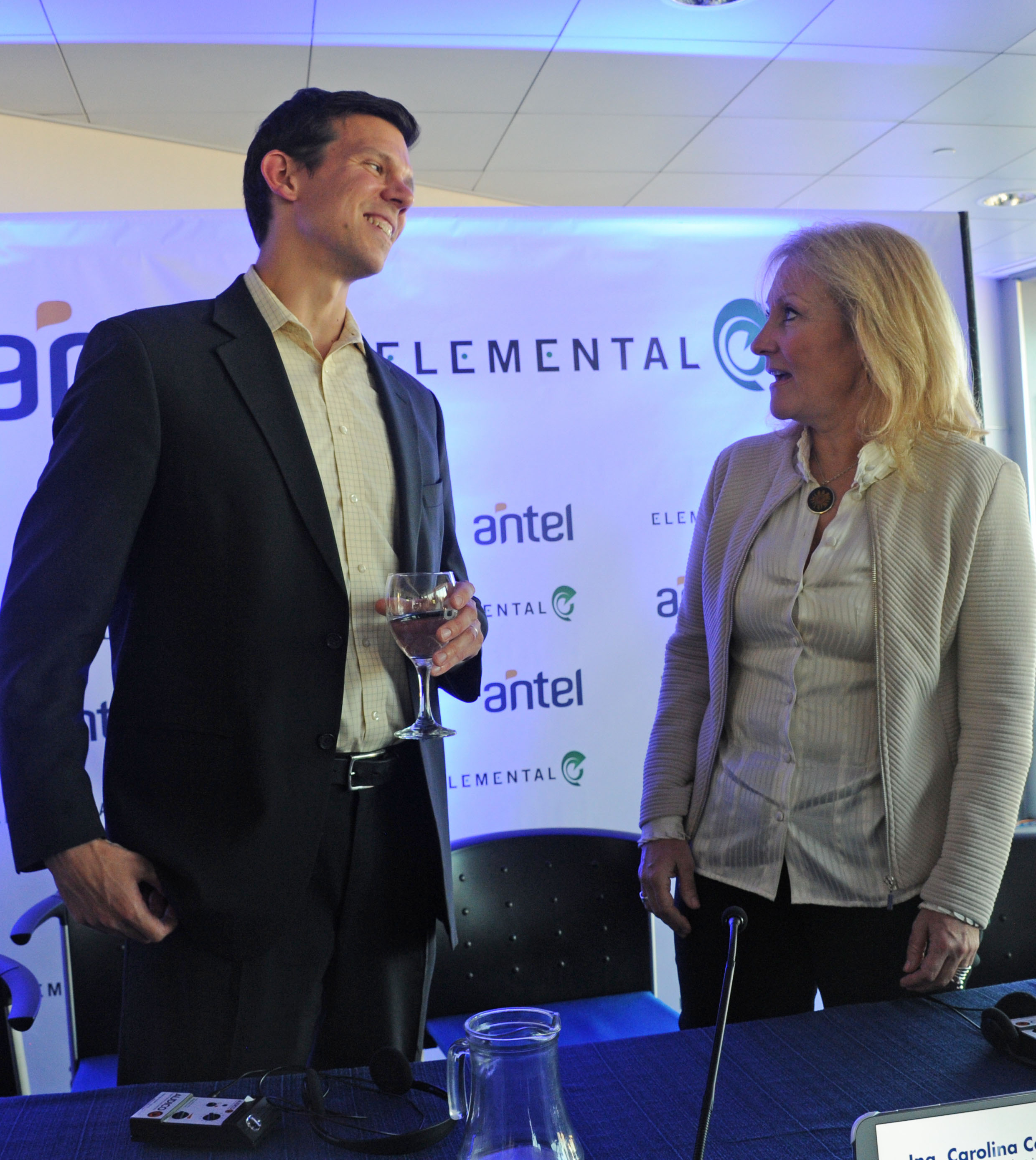 Sam Blackman talking with Uruguay’s industry minister Carolina Cosse