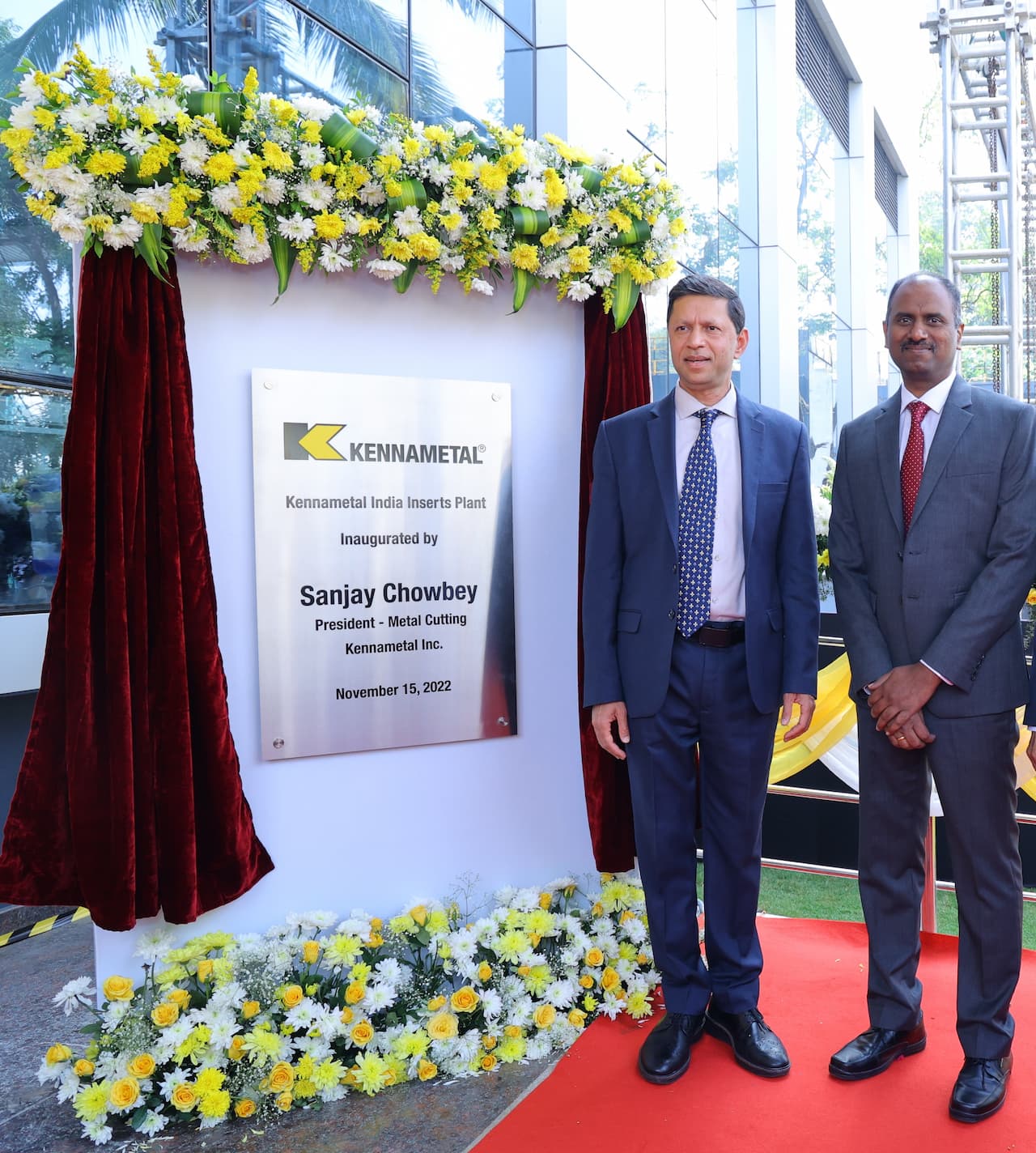 Sanjay Chowbey and Vijaykrishnan Venkatesan beside the inauguration plaque for Kennametal India's inserts plant