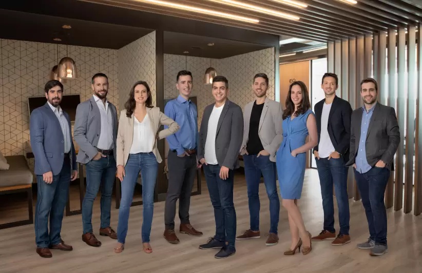 Santiago Sosa, standing at the center, with members of the Tiendanube team in 2021.