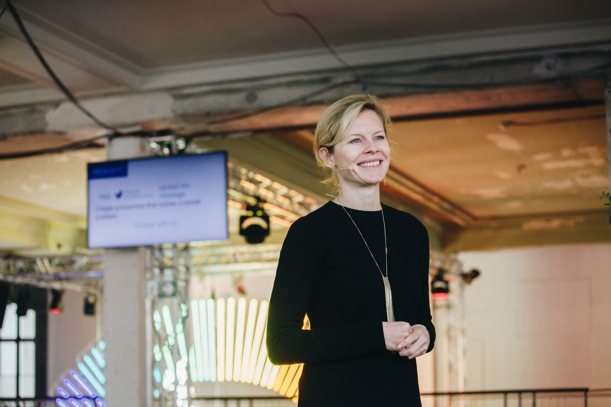 Saskia Bruysten speaking with a headset microphone at an indoor event