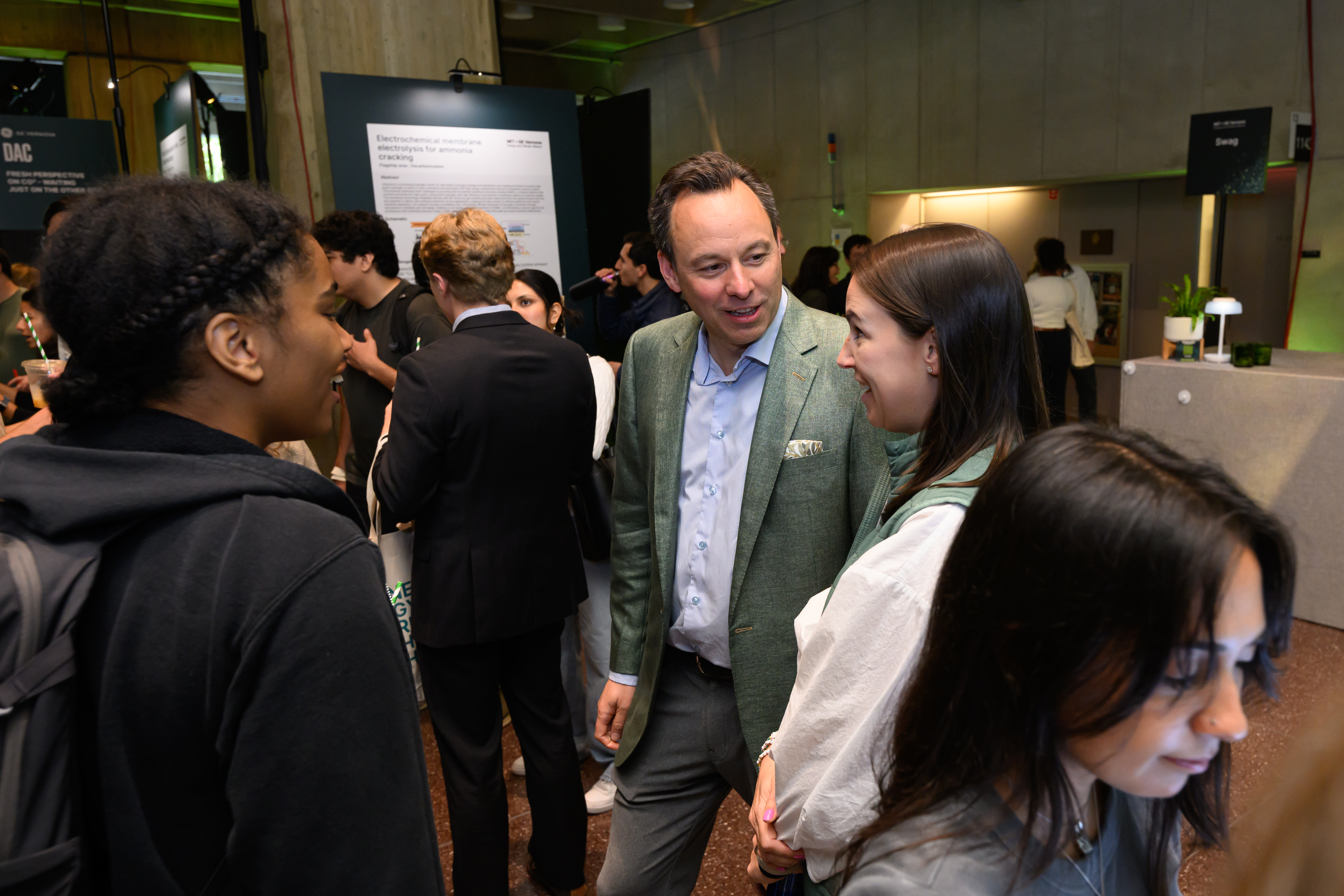 Scott Strazik in conversation with MIT students at the energy alliance launch