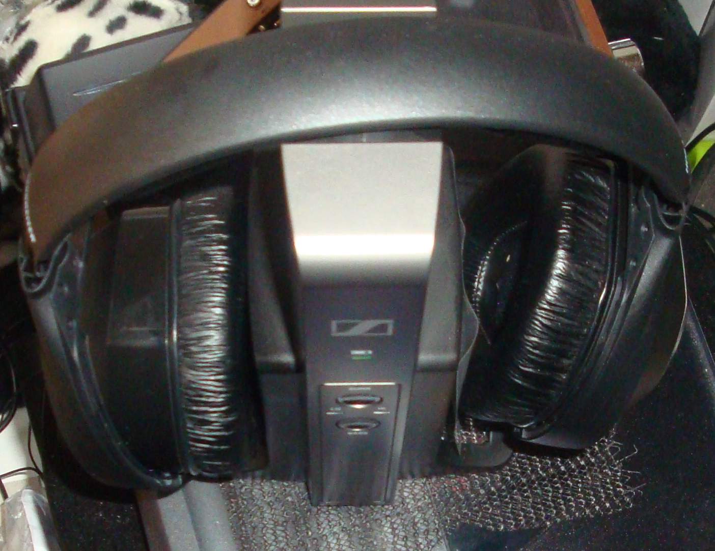 Sennheiser RS 175 wireless headphones and dock