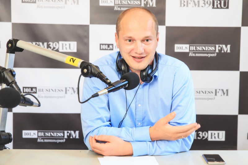 Sergey Rizhikov speaking into a microphone at Business FM