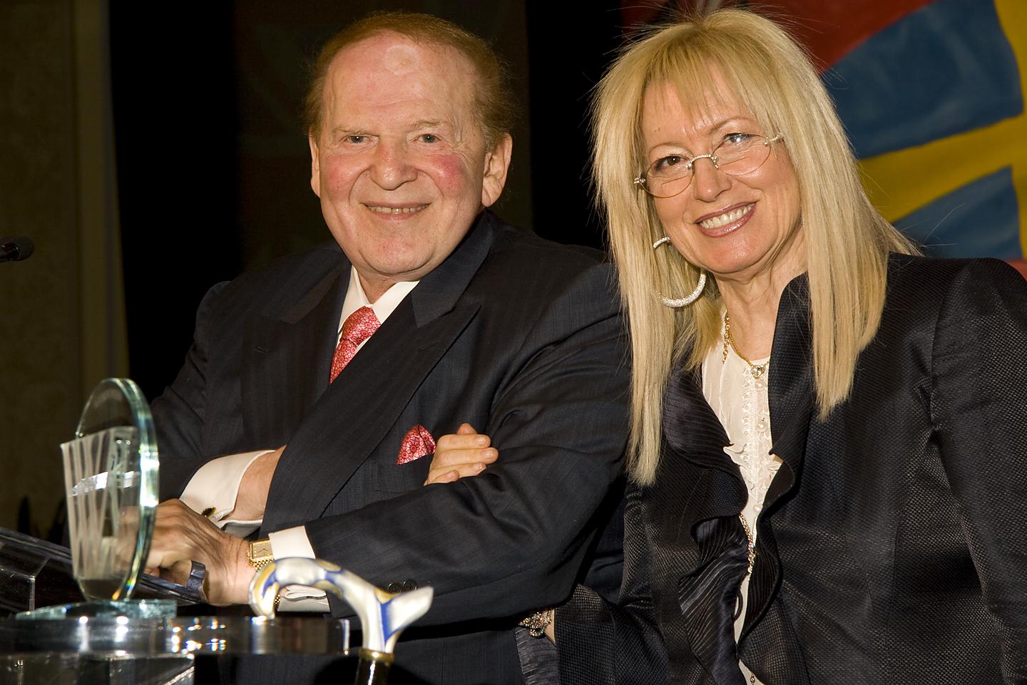 Sheldon and Miriam Adelson holding their Woodrow Wilson awards at an event