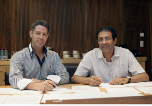 Shone Tell, left, and Walla CEO Ilan Yeshua seated together at a table in 2010