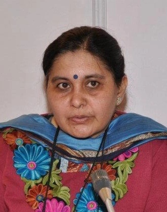 SmartEdge founder Dolly Bhasin speaking into a microphone