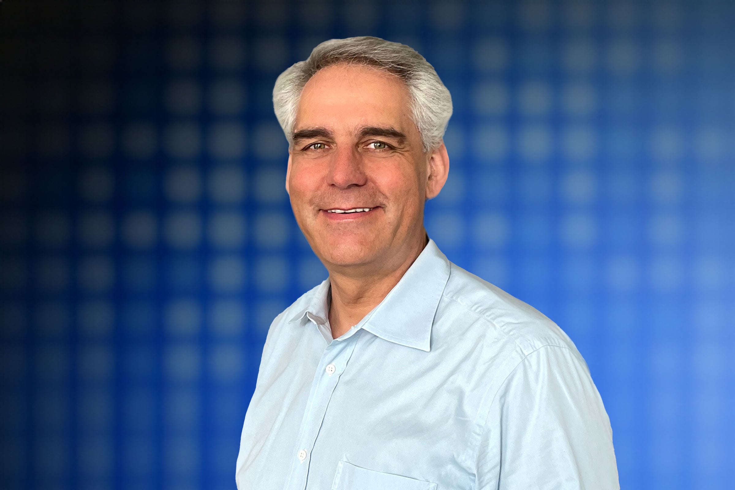 smartShift founder Stefan Hetges against a blue background