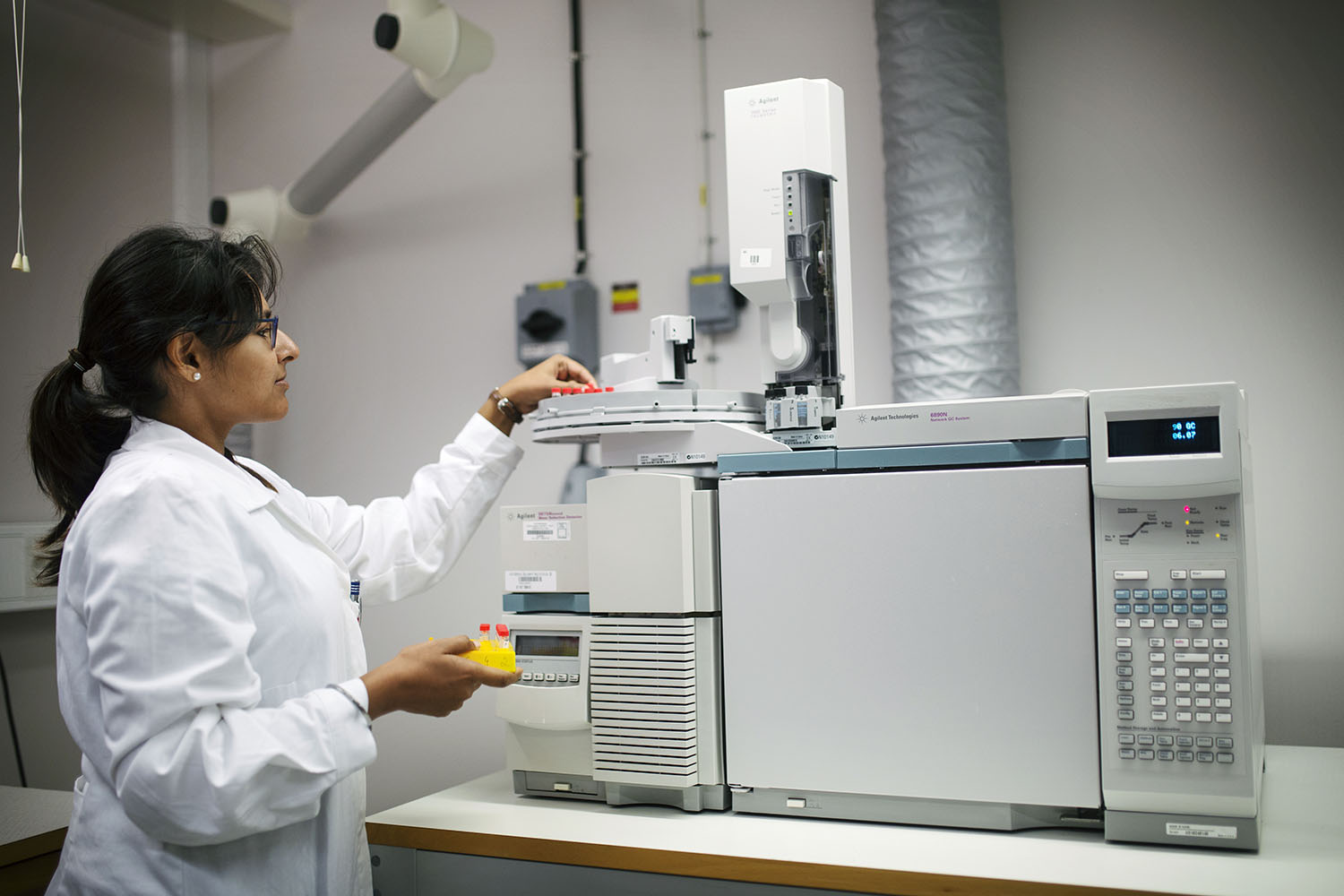 A researcher operates analytical equipment in a SmiLe laboratory
