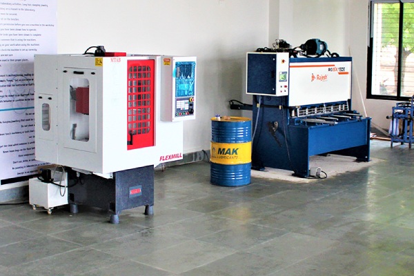 Fabrication machines in SRiX’s makerspace