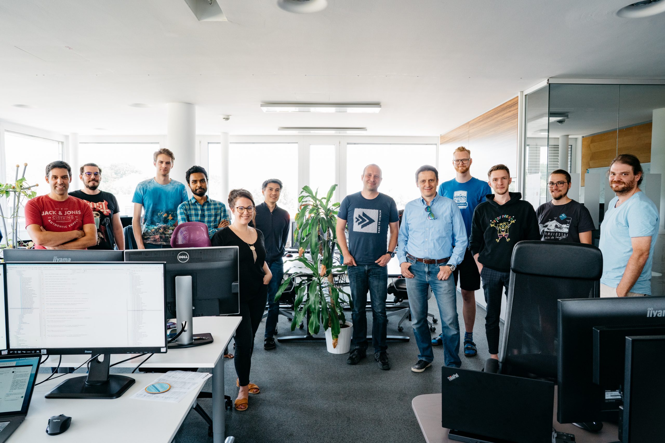 Stefan Lederer with the Bitmovin team in an office