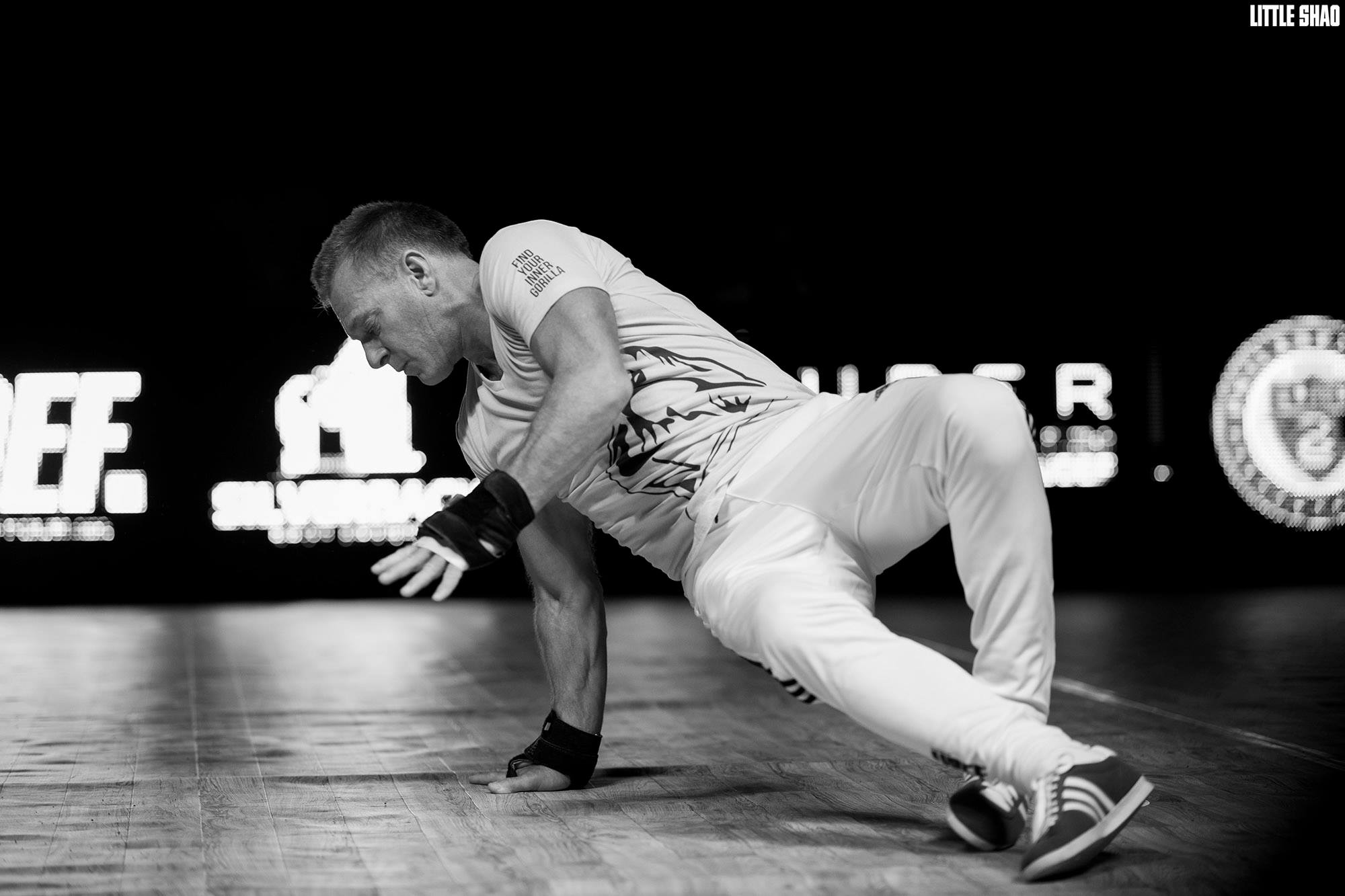 Steve Graham performing a breaking move at the 2016 Silverback Open