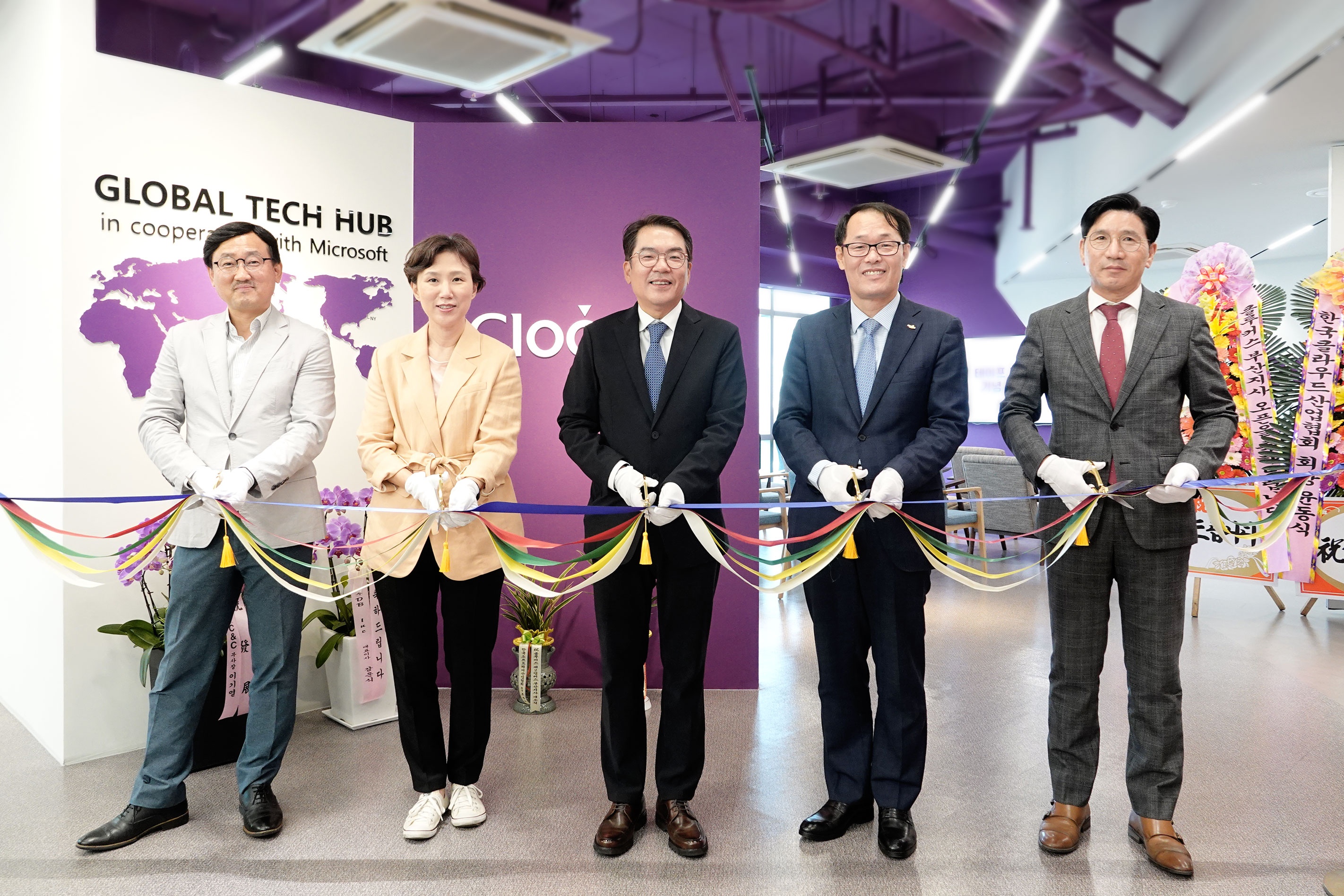 Steve Hong, center, cuts a ribbon with Microsoft Korea and Busan representatives at the campus opening