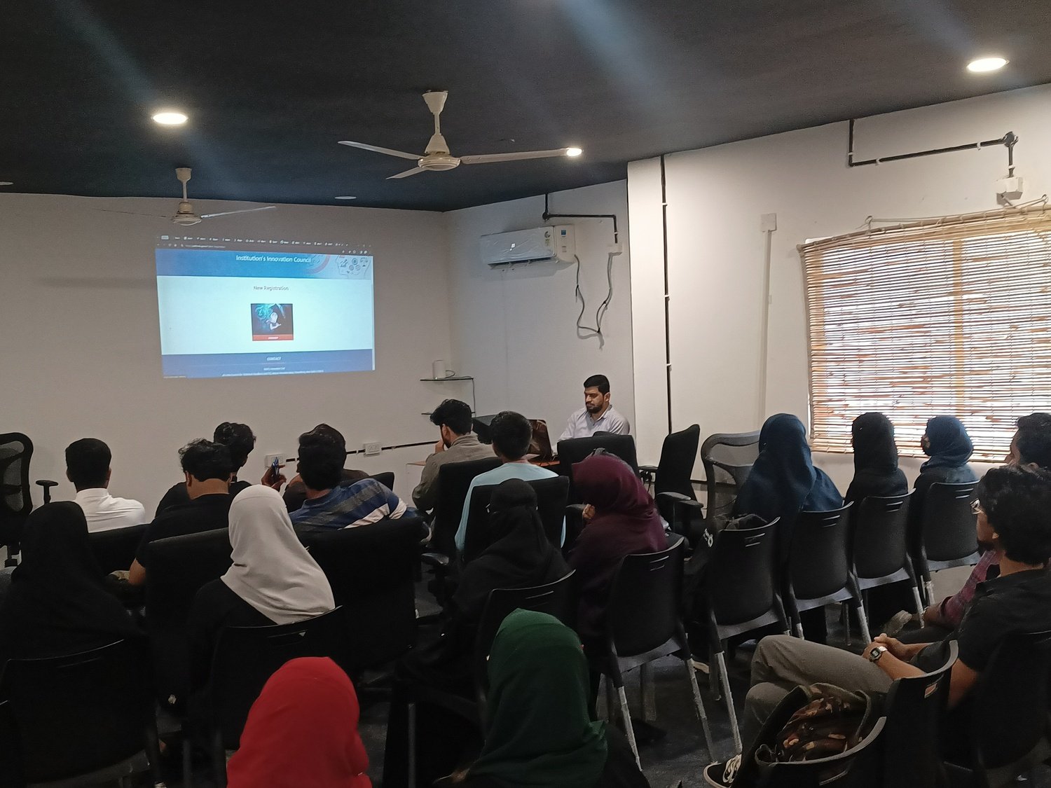 Students and mentors working together at SU Knowledge Hub Foundation
