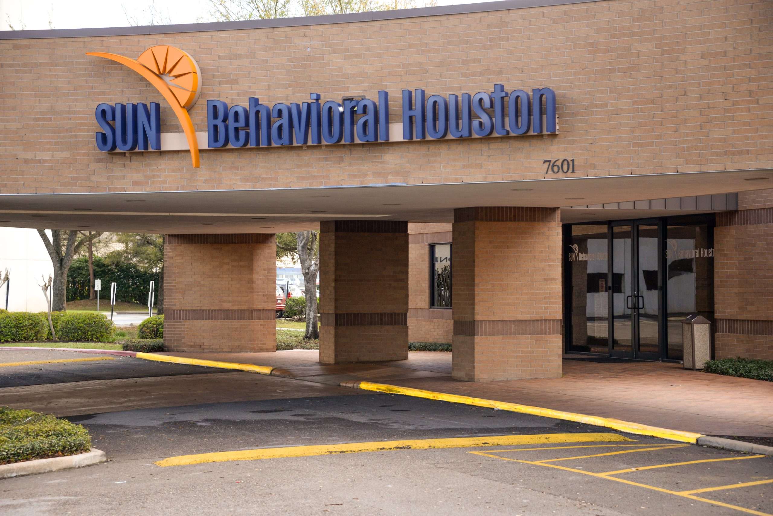 Brick entrance and glass doors of SUN Behavioral Houston