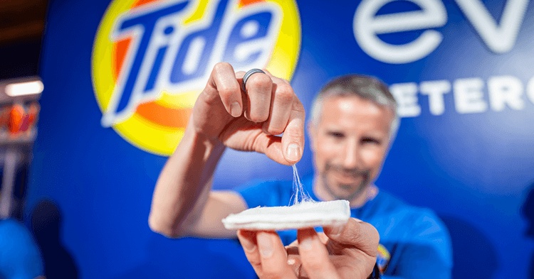 A Tide team member demonstrates the fibers in a Tide evo detergent tile at SXSW 2024
