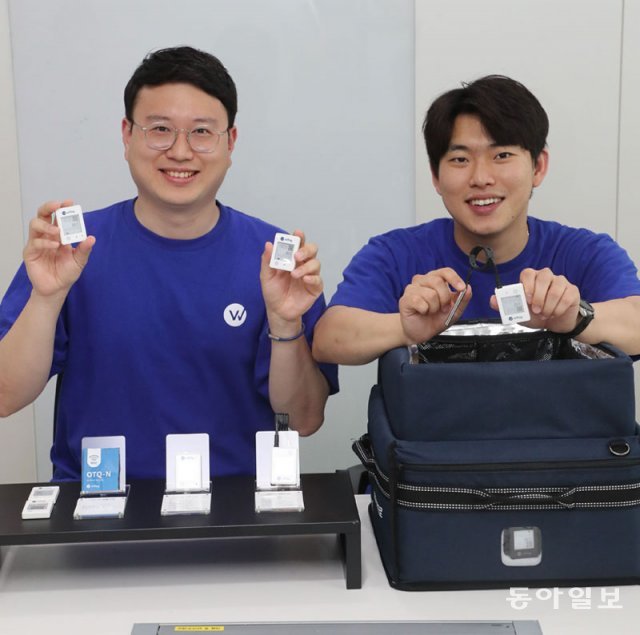Sunghoon Bae, left, and Jihyun Yoon holding Willog devices in their office