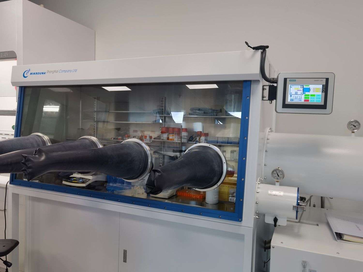 Glovebox and synthesis equipment in TandemAI’s laboratory photography
