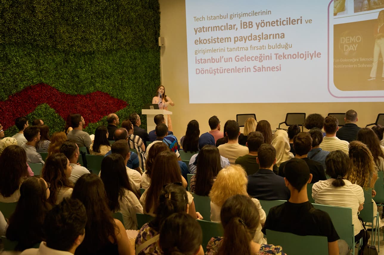 A speaker presents Tech Istanbul’s Demo Day opportunity to a seated audience at the Şişhane location.