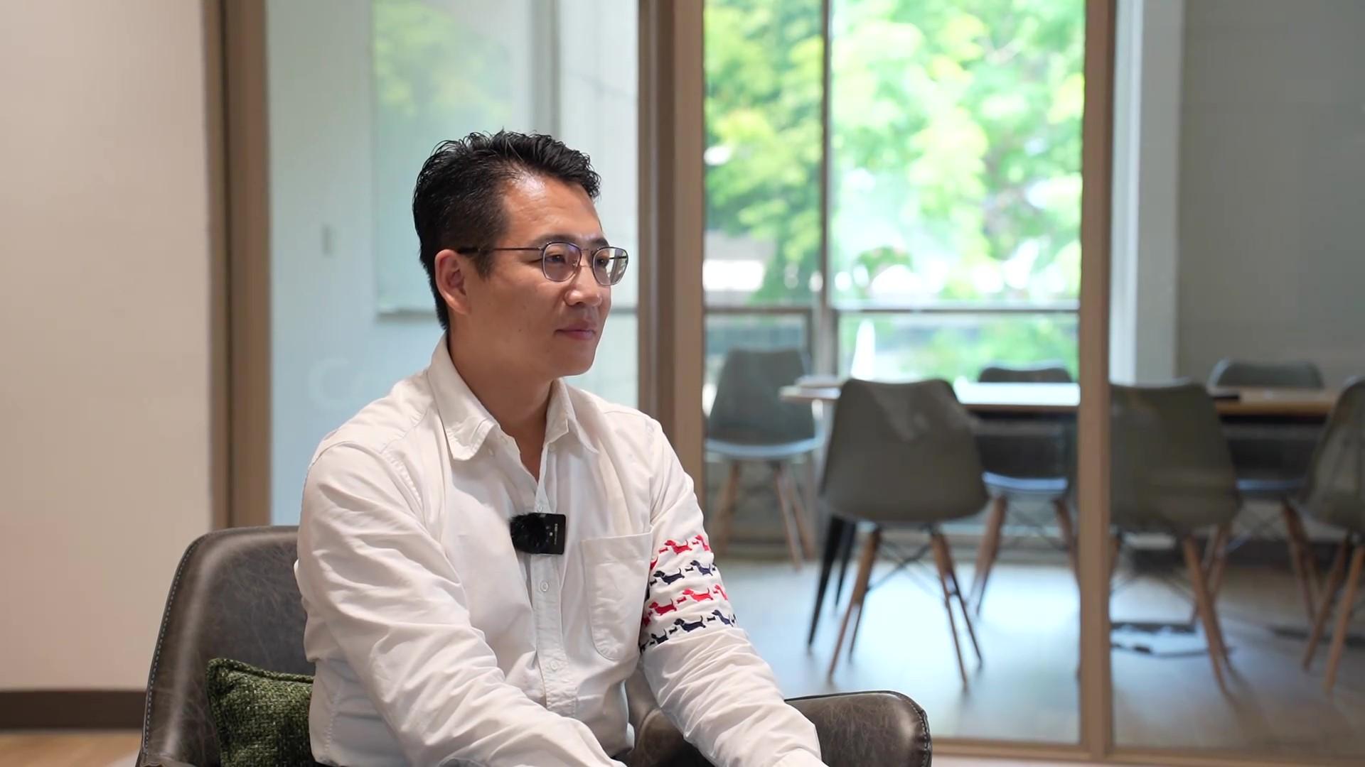 Teng Ren seated by a window during his NUS interview