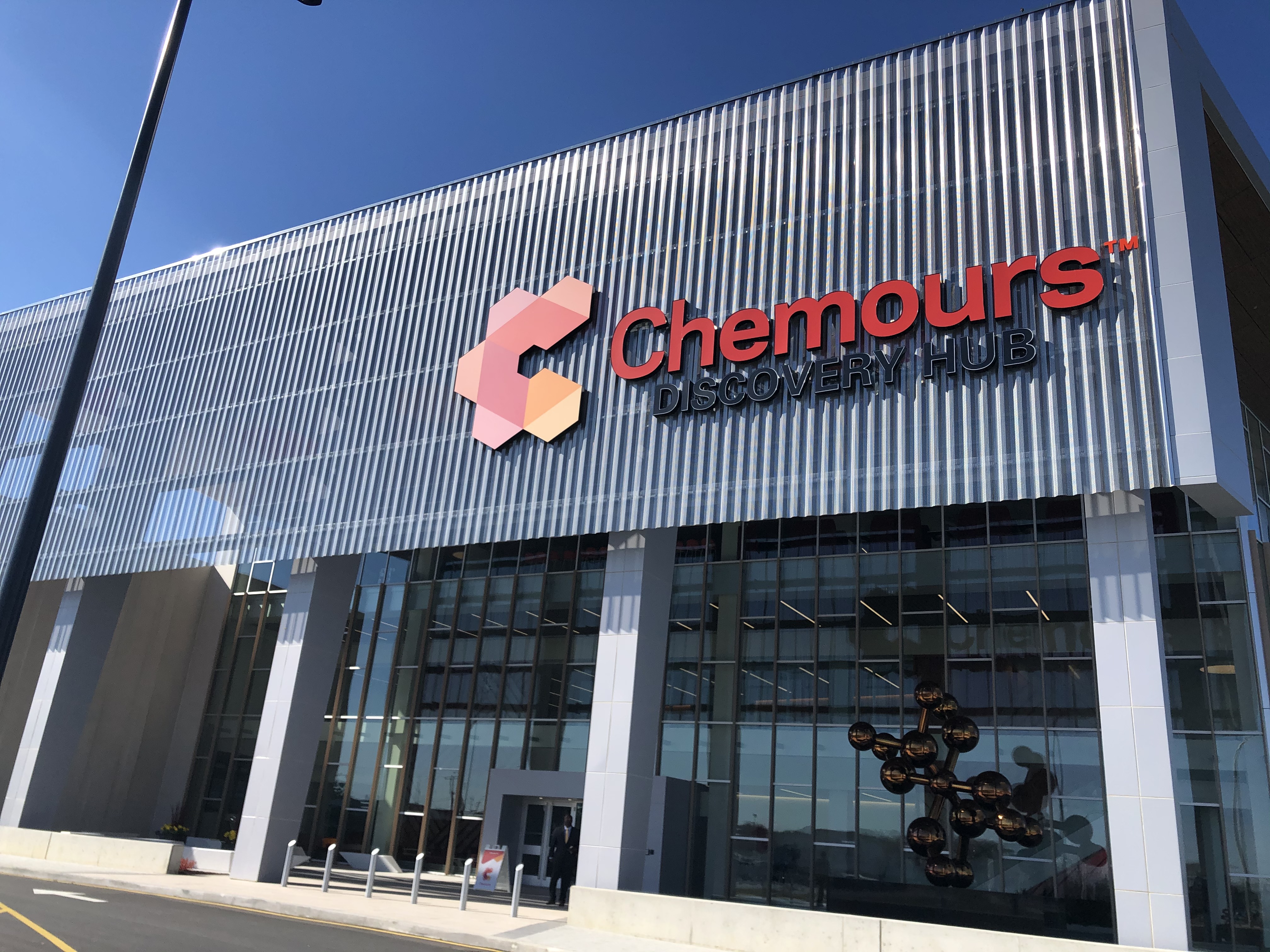 Glass-fronted Chemours Discovery Hub on the University of Delaware STAR Campus