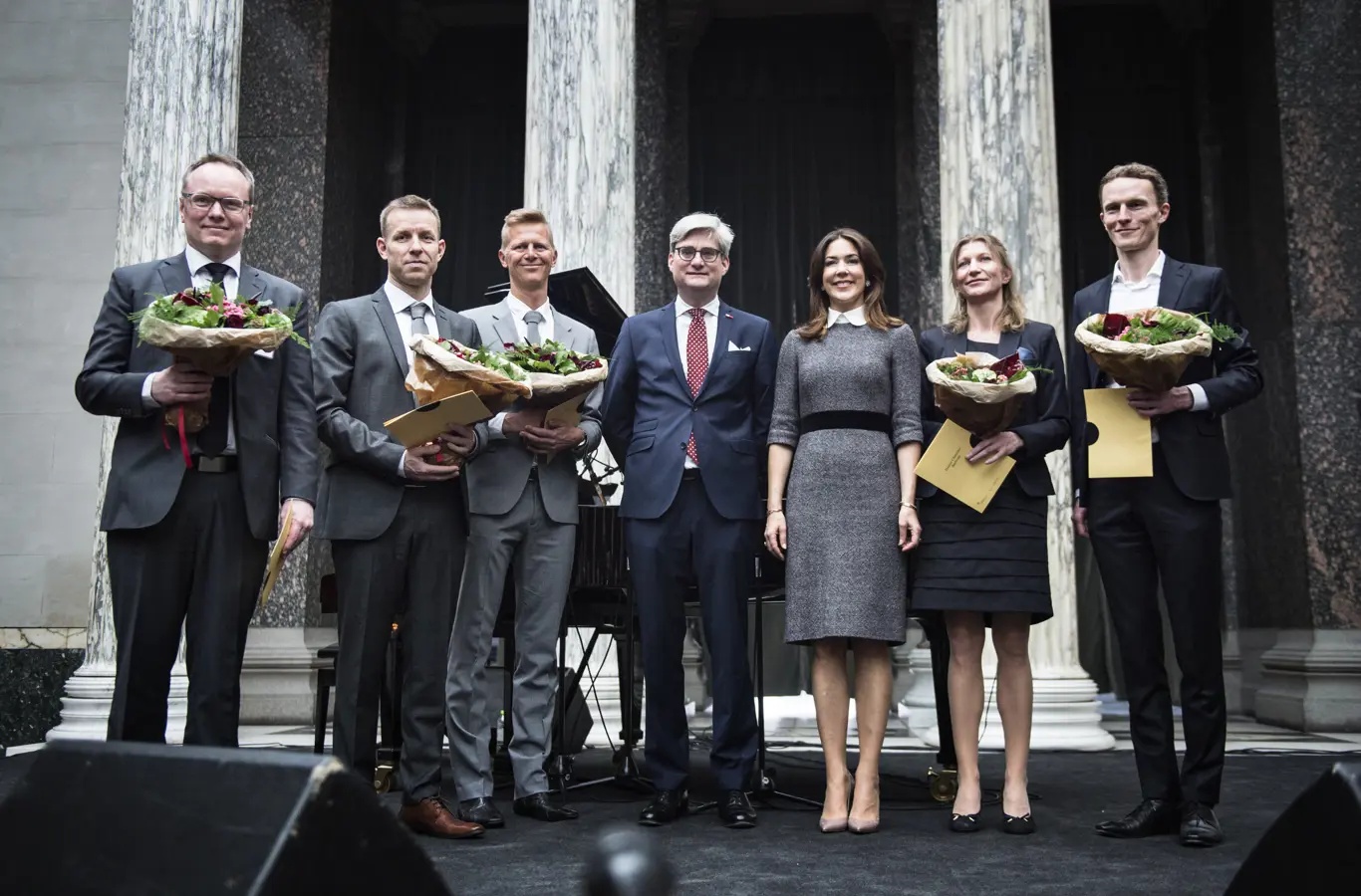 The five 2017 EliteForsk recipients with Søren Pind and Crown Princess Mary at the Glyptotek; Thomas Lars Andresen is second from left.