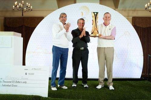 Thomas McInerney, right, holding the iGATE CEO Golf Cup trophy beside Gary Player at the 2014 presentation