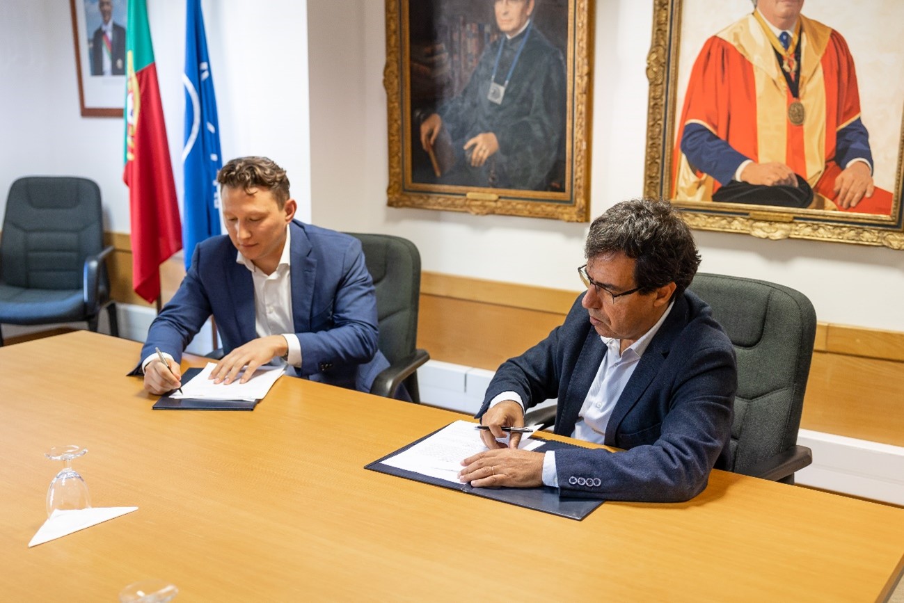Representatives signing the University of Algarve and World Talents cooperation agreement