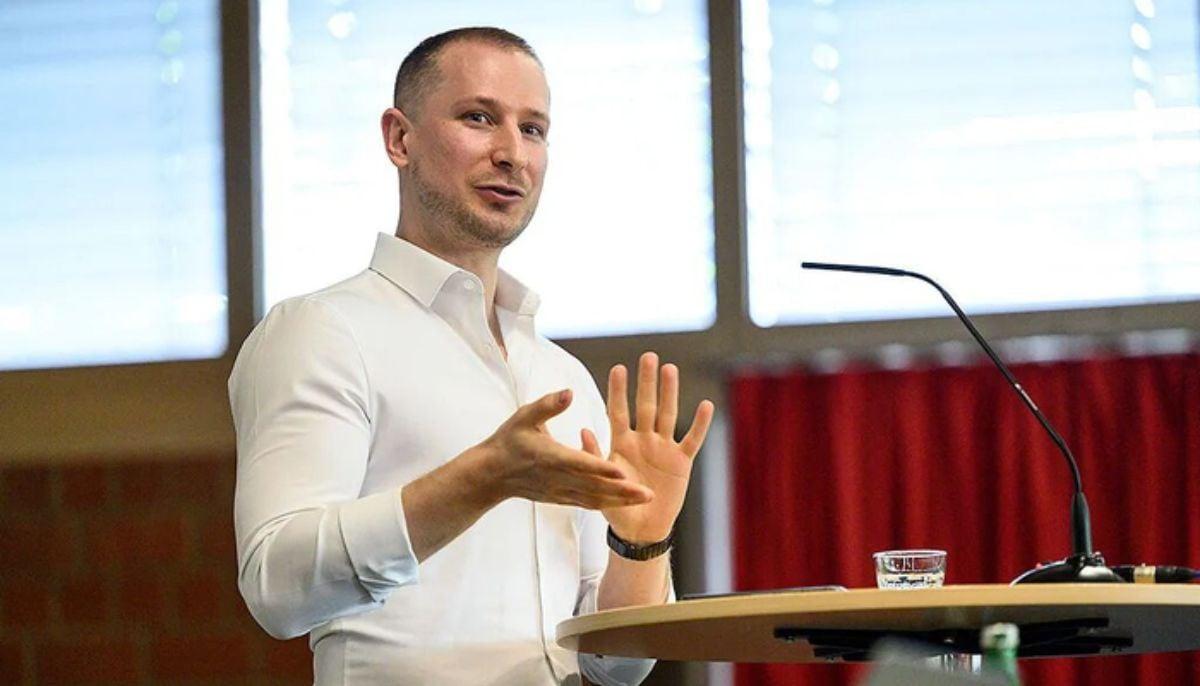 Toby Pohlen speaking at a lectern