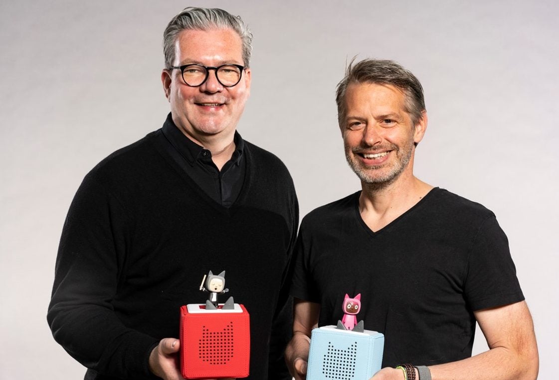 tonies founders Marcus Stahl and Patric Faßbender holding blue and red Tonieboxes
