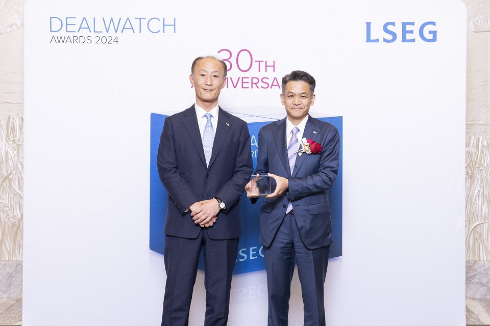 Toshiaki Fujikawa, left, and Junichiro Yaguchi at the DealWatch Awards ceremony