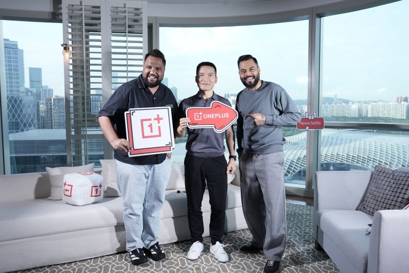 Trakin Tech presenters meet OnePlus founder Pete Lau during a podcast recording