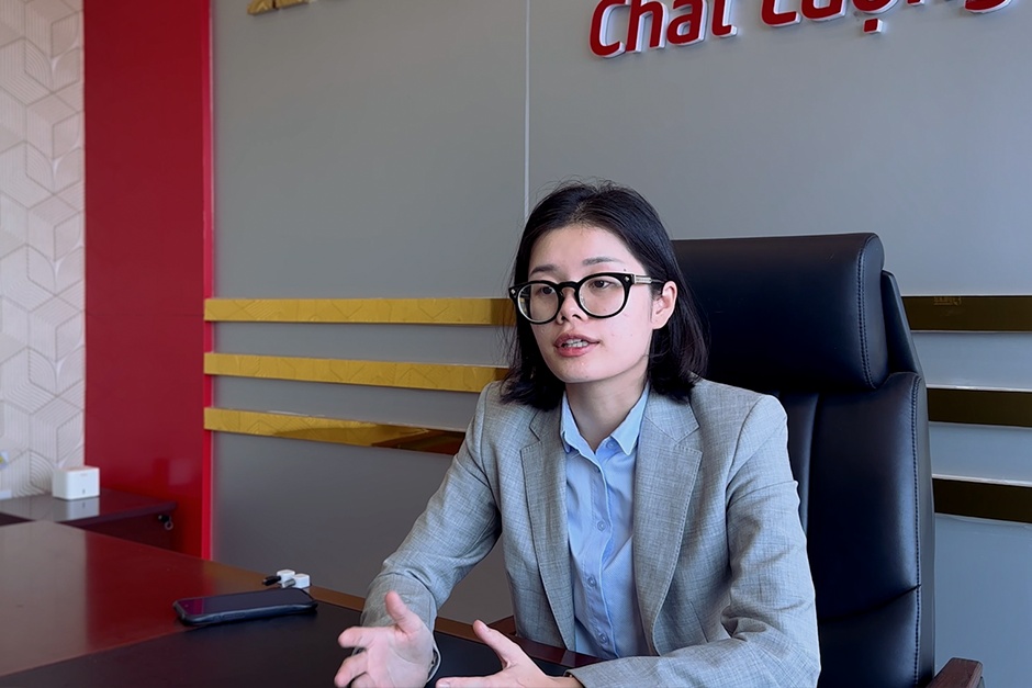 Nguyen Nam Phuong Thao speaking at Hoang Phat Fruit