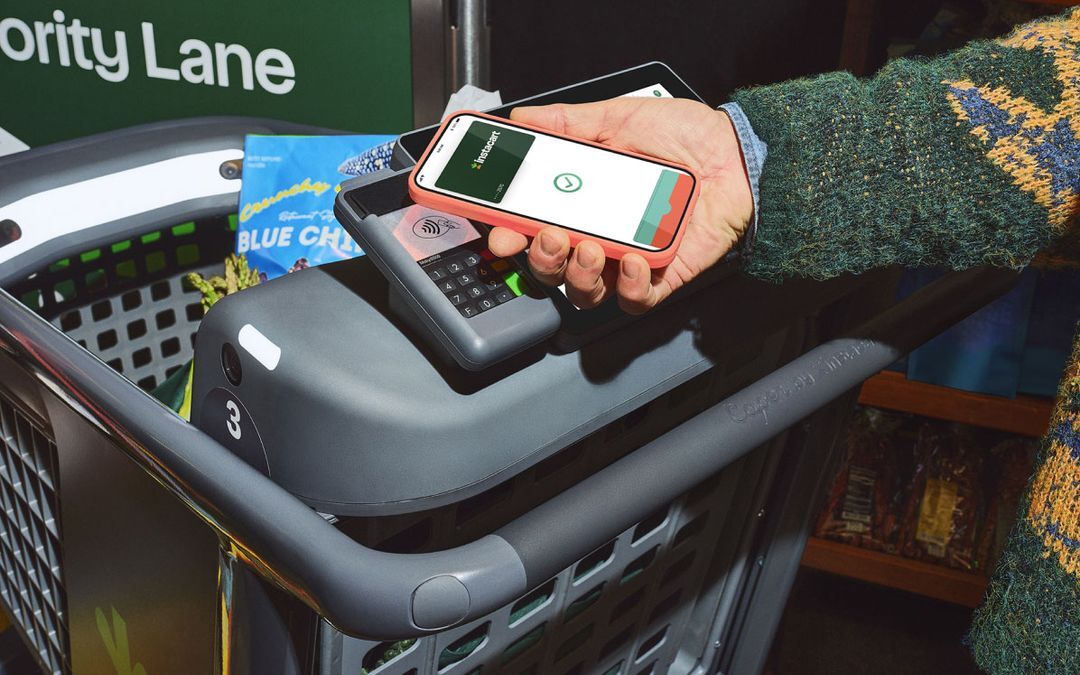 A shopper making a contactless payment on an Instacart Caper Cart