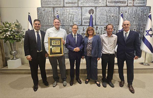 Udy Kashkash at far left with RAD representatives and President Isaac Herzog at the export-award ceremony