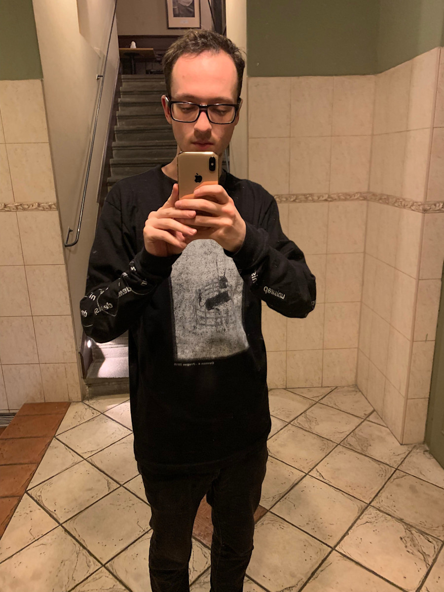 Hayden Adams wearing an early Uniswap T-shirt at Devcon
