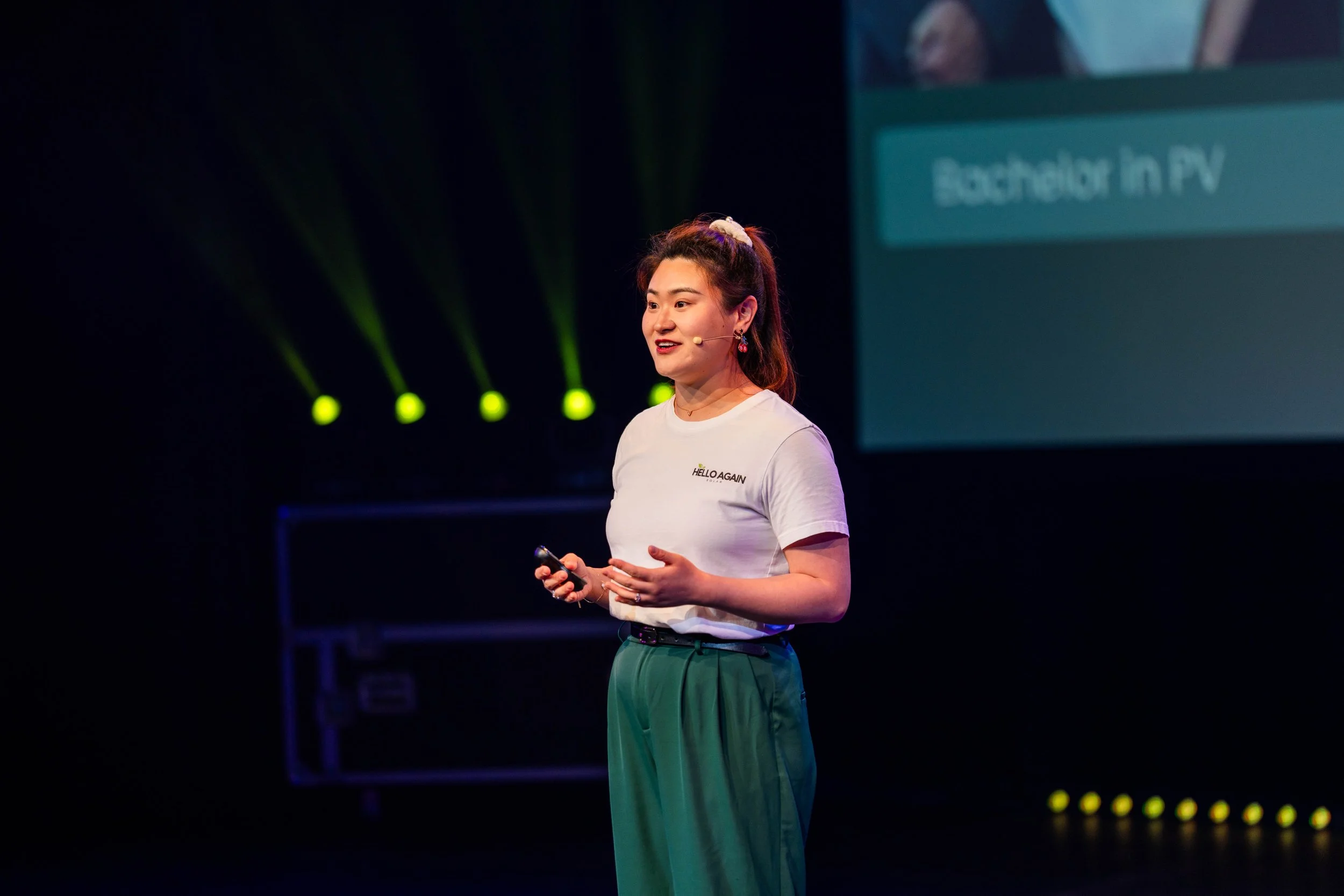 A Hello Again Solar presenter speaks on stage at a UNSW Founders pitch night