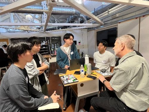 Participants work together during mentoring in JETRO’s 2025 Stanford student course