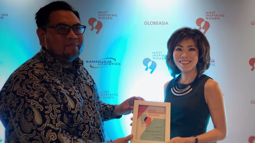 Vanessa Hendriadi receiving a Most Inspiring Women award at a GlobeAsia event
