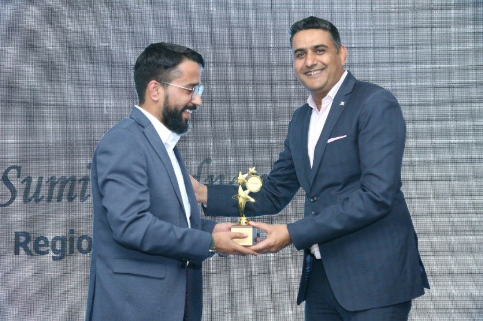 Varun Kogta, right, presenting a trophy to Sumit M.