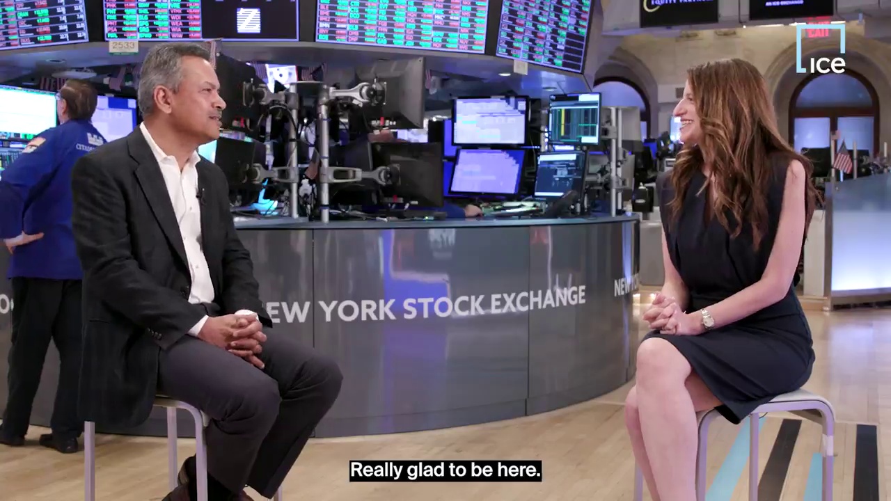 Vijay Kedia, left, speaking with ICE’s Michele Nicoletta on the New York Stock Exchange trading floor.