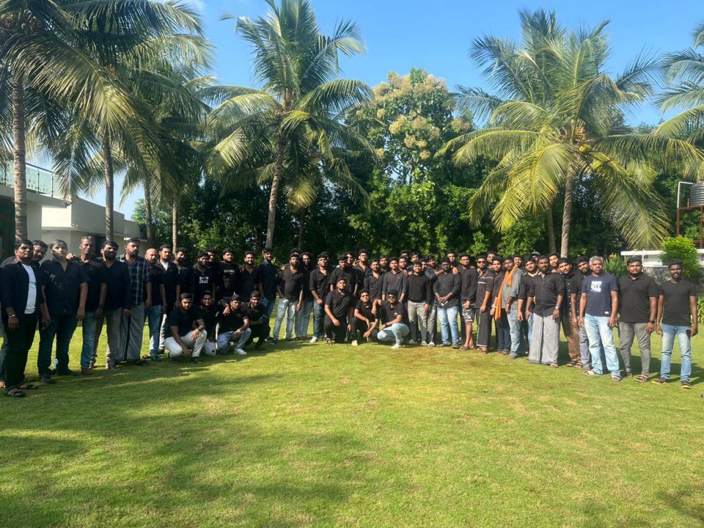 A large group pictured outdoors among palm trees in Vy Ventures’ public gallery