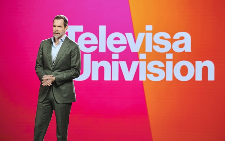 Wade Davis on stage in front of pink and orange TelevisaUnivision branding