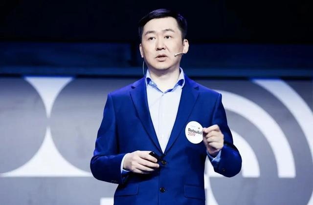 Wang Xiaochuan speaking on stage at a technology event