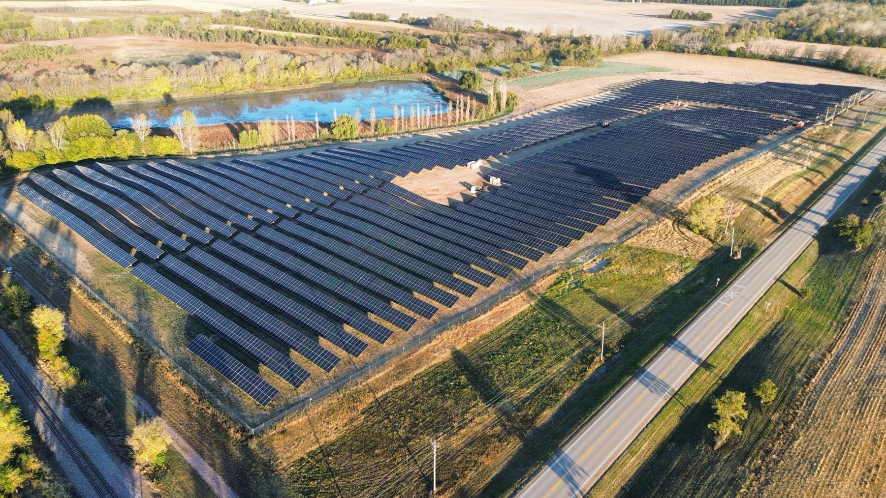 Aerial photograph of Rocky Mountain Elk Solar, with rows of solar panels in Canton, Illinois