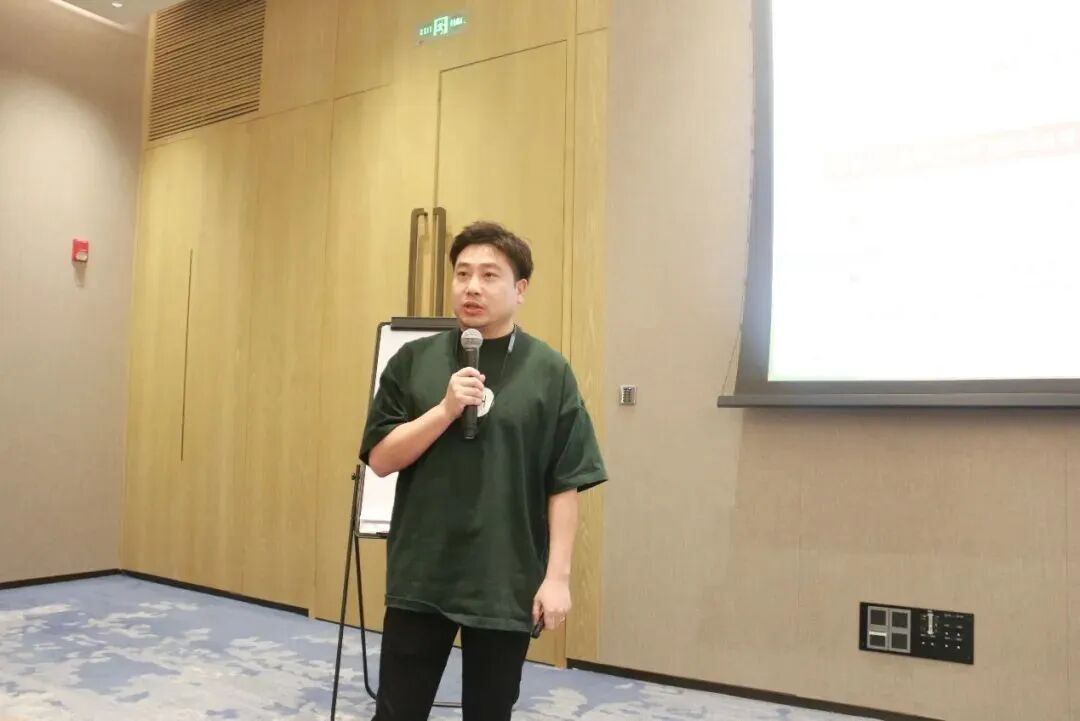 Wei Zhang holding a microphone during a Global Entrepreneur course