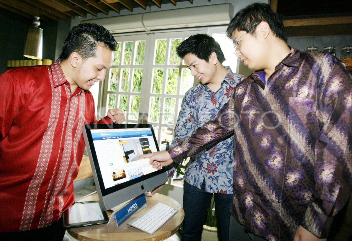 Wenas Agusetiawan on the right, Gaery Undarsa in the centre, and Natali Ardianto on the left examining tiket.com on a desktop computer at its 2012 launch