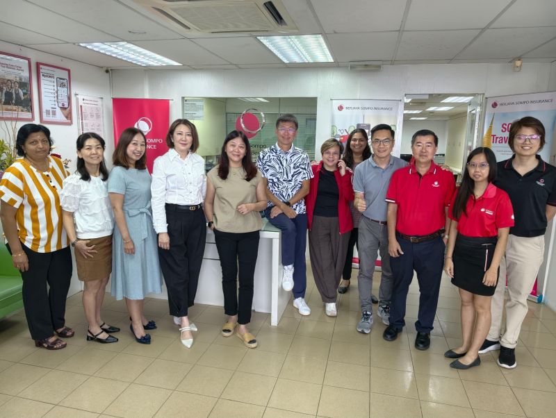 Soo Wai Har with colleagues in a Berjaya Sompo office